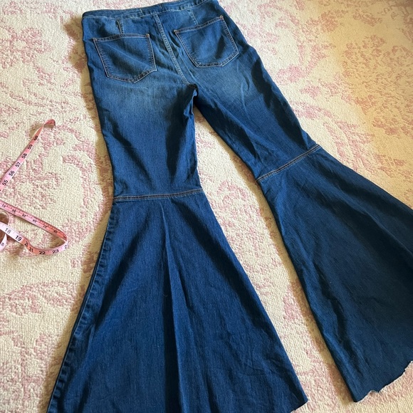 MOVING SALE
 🚨 Free People ultra large flare jeans size W 30 - Picture 3 of 7